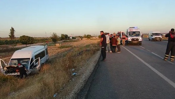 Kilis'te feci kaza! Otomobil ile minibüs çarpıştı